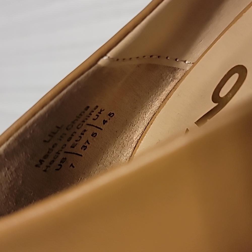 Tan pumps - Picture 7 of 7